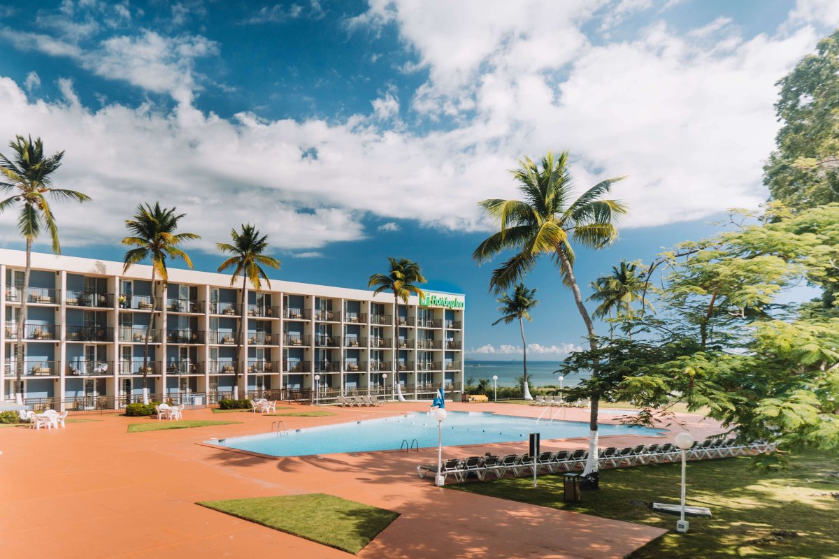Vista de la piscina del Holiday Inn en Ponce.