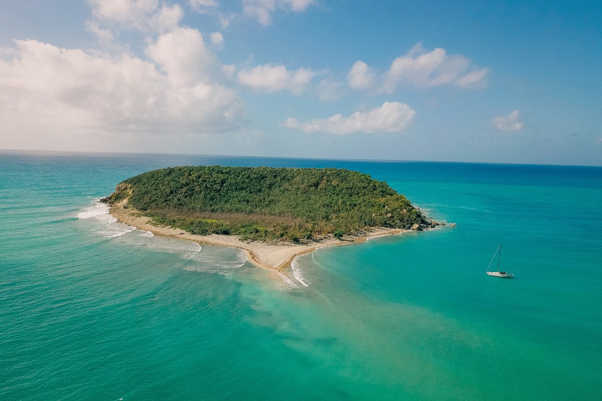 Una vista aérea de la Playa Esperanza en Vieques, Puerto Rico.