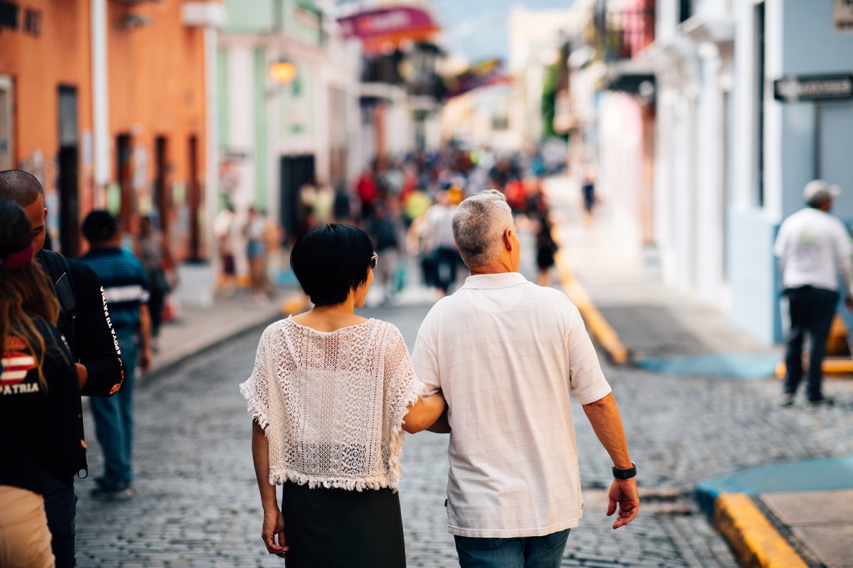 Una pareja disfruta de un paseo por las calles empedradas del Viejo San Juan.