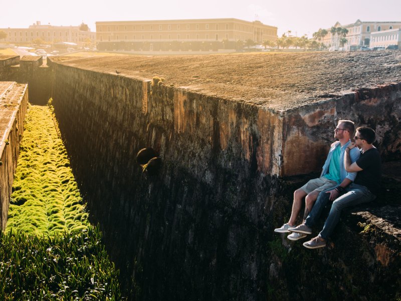 Una pareja disfruta de la vista desde las antiguas ruinas.