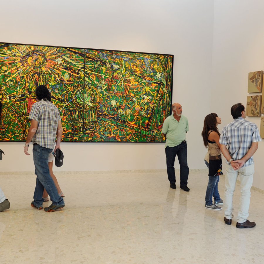 La gente ve una exhibición de arte en el Museo de Arte de Bayamón.
