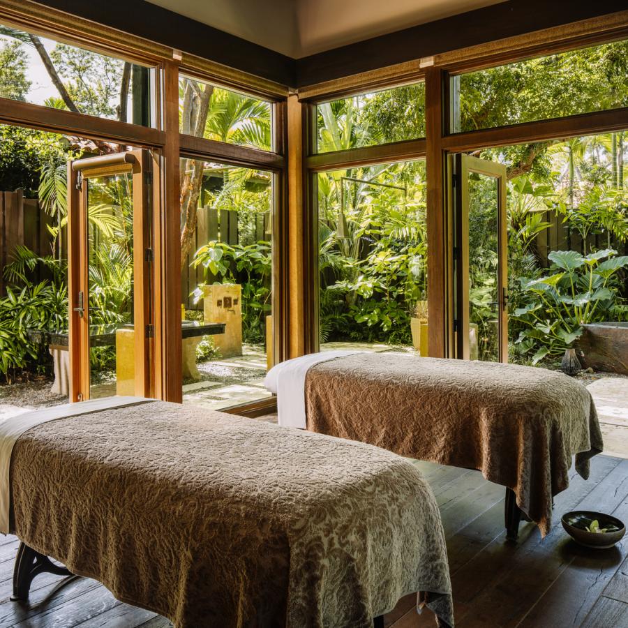 Mesas de masaje una al lado de la otra en el Spa Botánico al aire libre en el Ritz-Carlton Dorado.
