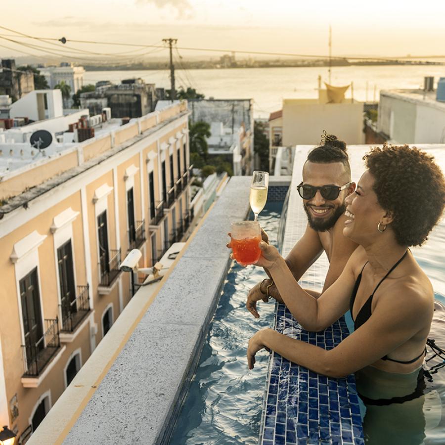 Una pareja disfruta de cócteles en una piscina en la azotea en el Viejo San Juan