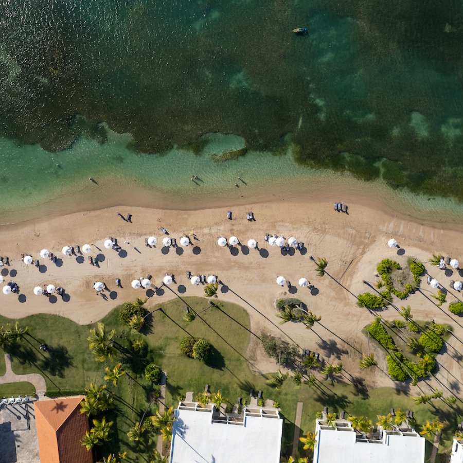 Una vista aérea de la playa del Hyatt Regency Grand Reserve